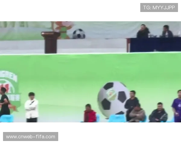 富源县校园体育联赛排球馆内较量激烈，队友欢呼助威